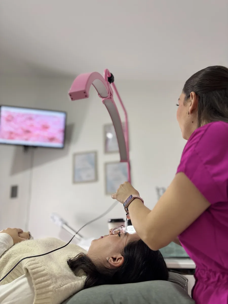 Lic. Luisa Fernanda Guzmán Campanario realizando un tratamiento facial